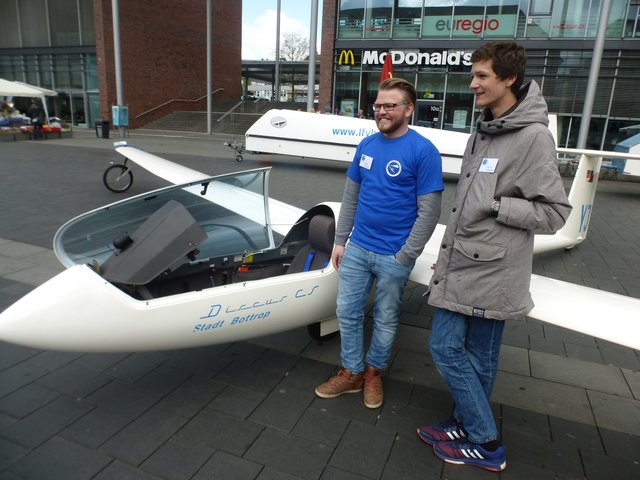 nebenan gab es viel Informationen zum fliegen.