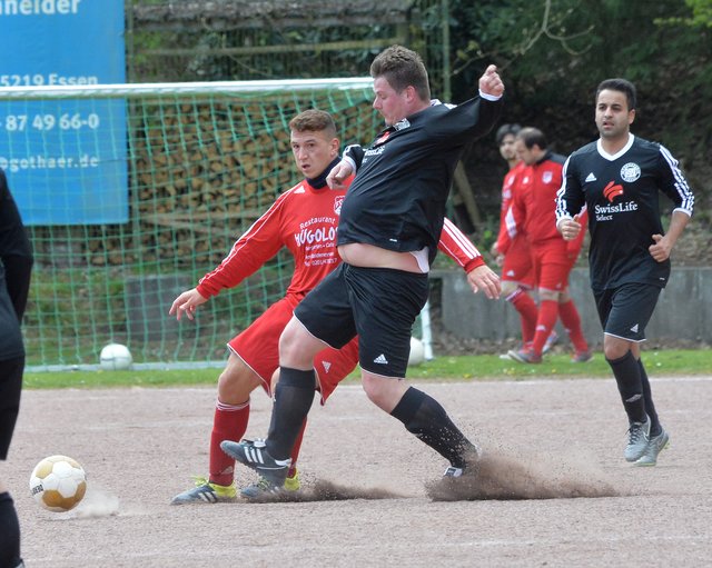 Der rotgekleidete FSV Kettwig II machte es wie der FC Liverpool.      Foto: Bangert