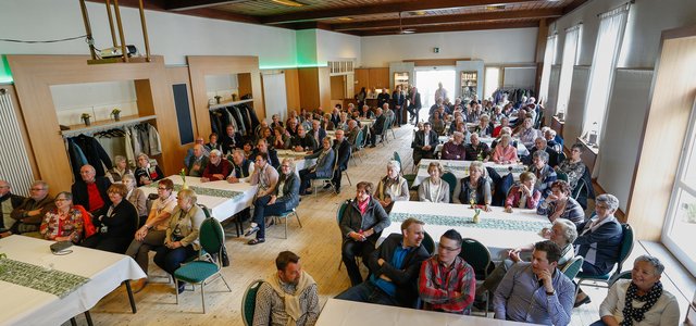 Gebanntes Verfolgen des alten Schützenfestfilmes in der Gesamtsicht des Saales. | Foto: Privat