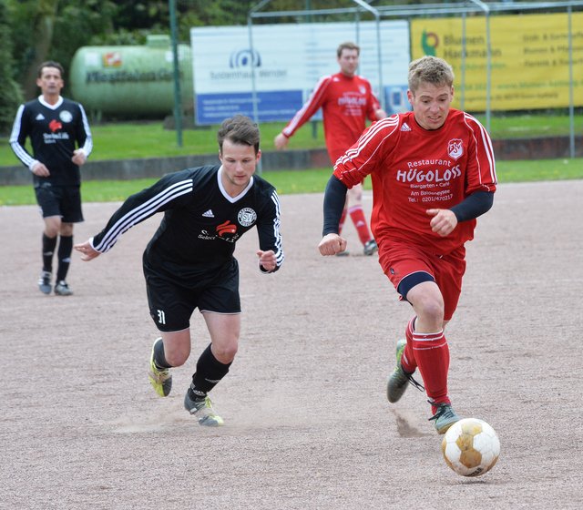 Der rotgekleidete FSV Kettwig II machte es wie der FC Liverpool.      Foto: Bangert