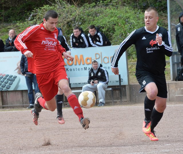 Der rotgekleidete FSV Kettwig II machte es wie der FC Liverpool.      Foto: Bangert
