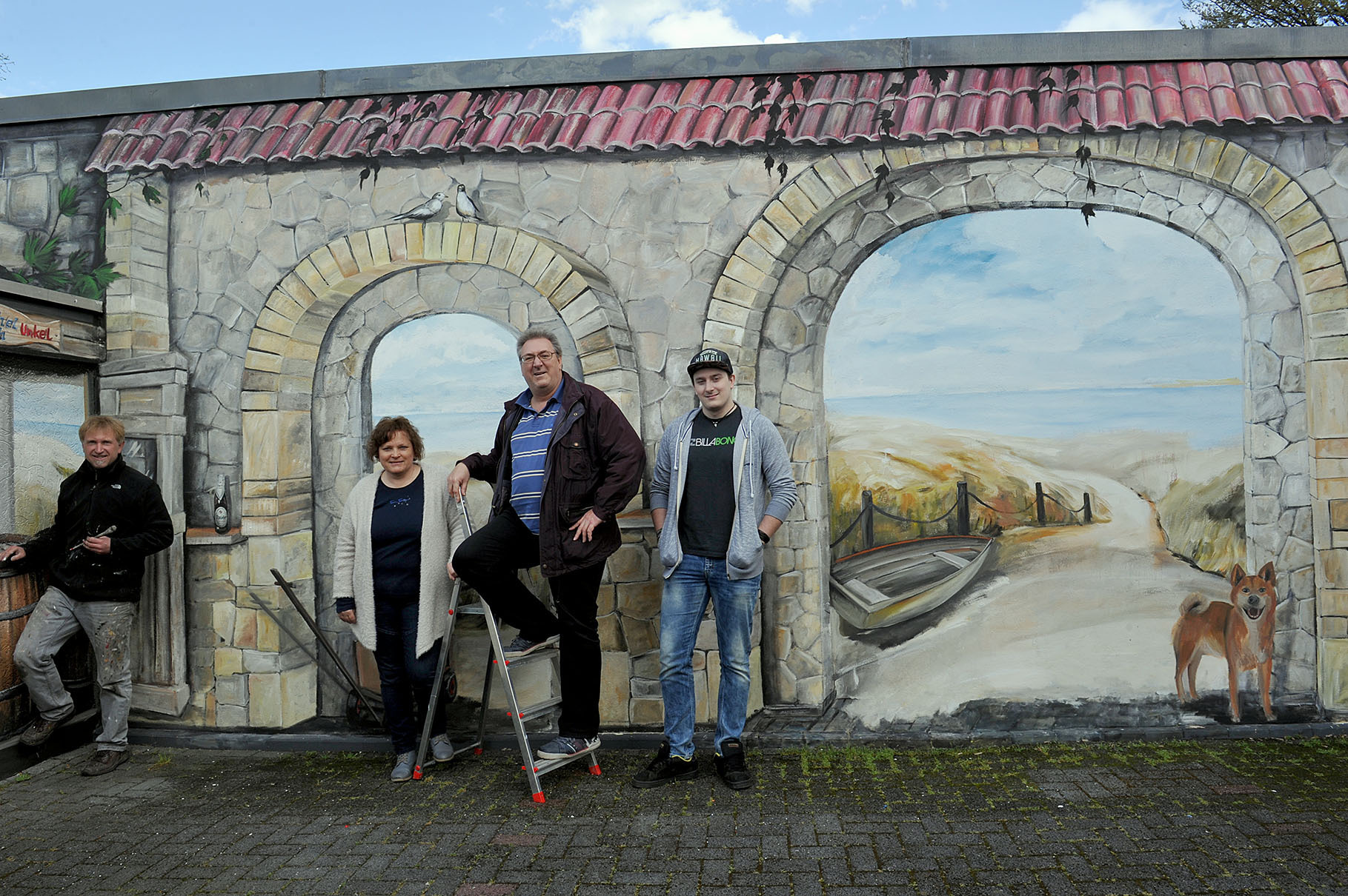 Fast wie am Meer fühlen sich Familie Unkel und der Künstler vor dem neuen 3D-Torbogen. Fotos: Debus-Gohl