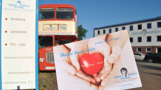 Am roten Doppeldecker der Stefan-Morsch-Stiftung kann man sich über die Hilfe für Leukämie- und Tumorkranke informieren.