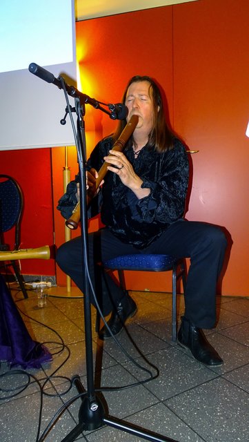 Wer will kann bei ihm einen Flug im Gasballon buchen, er fährt ihn selber