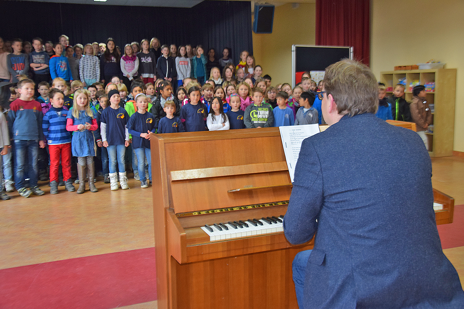 Claus Tinnes, Musikschullehrer der Musik- und Kunstschule Velbert, studierte mit den Jungen und Mädchen unter anderem das EGS-Schullied ein.