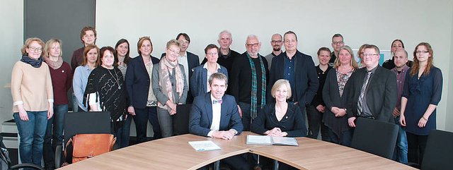 Bei der Unterzeichnung der Kooperationsvereinbarung mit Dozierenden und Studierenden im hsg-Senatssaal: Prof. Dr. Martin Butzlaff (vorn links im Bild) und Prof. Dr. Anne Friedrichs. Fotos: hsg