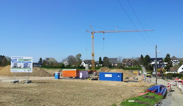 Auf dem Gelände an der Grünen Harfe wird eifrig gearbeitet, die ersten Keller sind errichtet.
Foto: Henschke