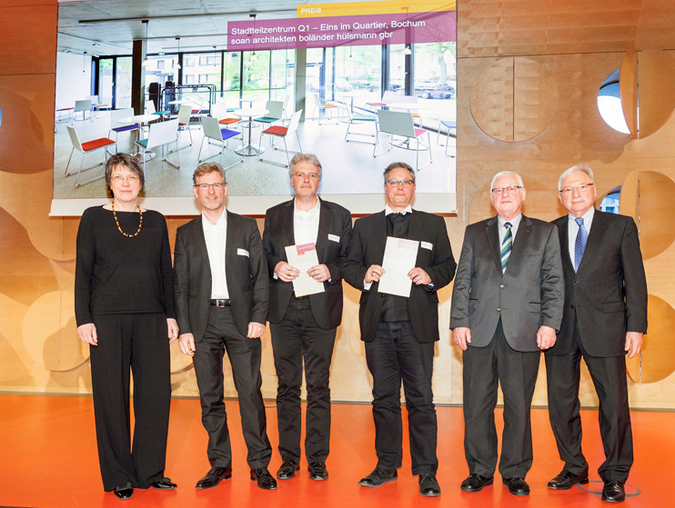 In Stuttgart nahmen das Architekturbüro „SOAN“ aus Linden und Pfarrer Holger Nollmann für die Evangelische Kirchengemeinde Bochum als Erstplatzierte den Preis der Wüstenrot Stiftung entgegen.