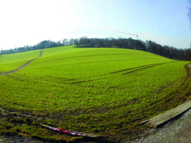 Da war noch alles grün: An das große Feld unweit des sich westlichen anschließenden Gutes Barckhoven erinnert nun der „Barkhover Feldweg“.
Foto: Henschke