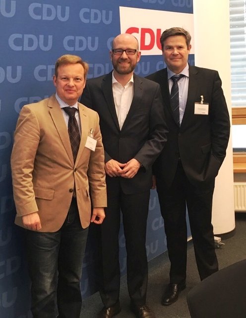 Bild (v.l.): Ratsherr Dirk Kalweit, Dr. Peter Tauber und Gerhard Grebenkamp beim politischen Gedankenaustausch in der Bundesgeschäftsstelle der CDU Deutschlands in Berlin.