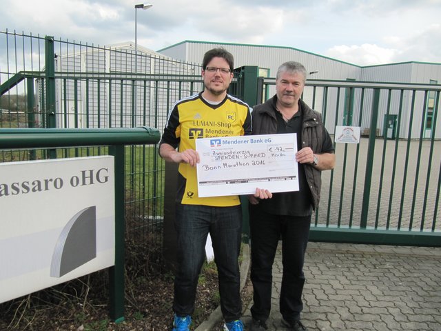 Savatore Massaro geschäftsführer der Gogarten & Massaro oHG übergibt dem SPENDEN-SPEED den Spendenscheck!