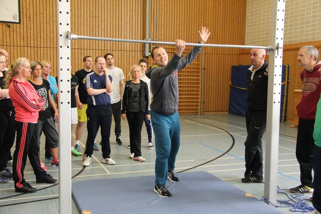 Parkour-Weltmeister Matthias Esser zeigte Schülern und Lehrern erste Möglichkeiten, um sich mit der neuen Anlage vertraut zu machen.