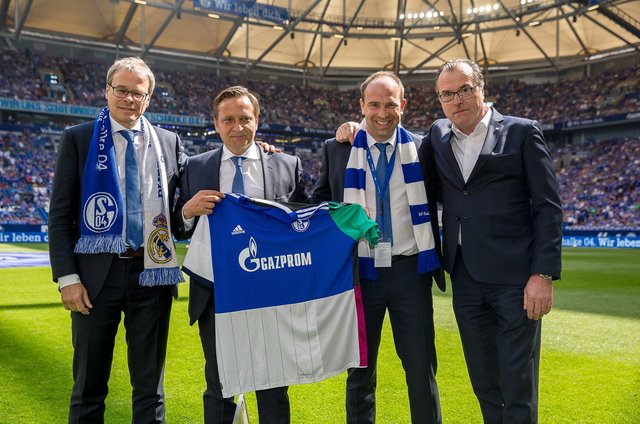 Eindeutig zu sehen: Das gellende Pfeifkonzert gegen ihn, schlug dem Aufsichtsratsvorsitzenden Clemens Tönnies (r.) bei der Verabschiedung von Horst Heldt ordentlich auf den Magen. | Foto: Gerd Kaemper