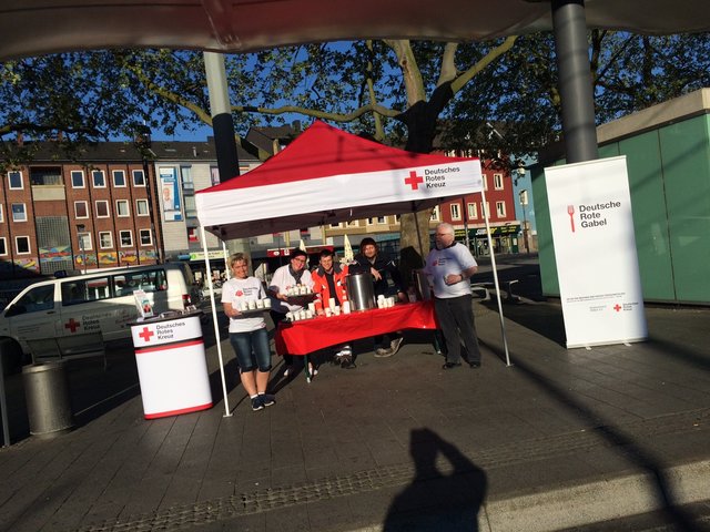 Kreisrotkreuzleiterin Tanja Knopp mit ihrem ehrenamtlichen Team aktiv am Rathausplatz