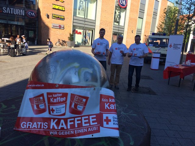 Vor der Stadtgalerie erwarteten drei Rotkreuzler Bürgerinnen und Bürger mit "Kaffeedurst"