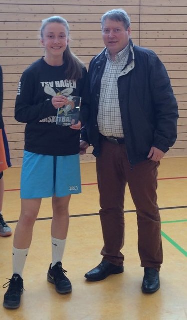Teamkapitänin Nikolette Danzebrink mit Vorstandsvorsitzenden Thomas Odenwald