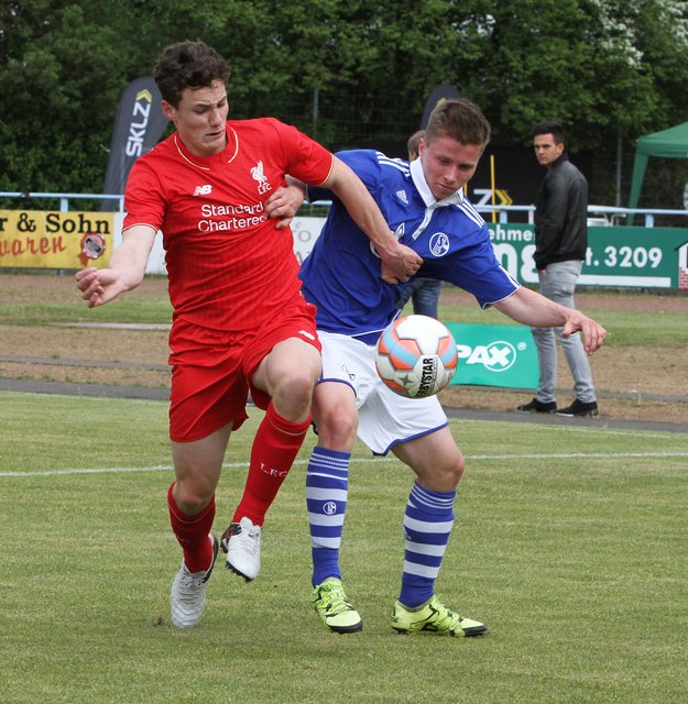 FC Liverpool (rot) und FC Schalke 04 trennten sich im ersten Spiel um den "SPAX-CUP 2016" unentschieden in Ennepetal
