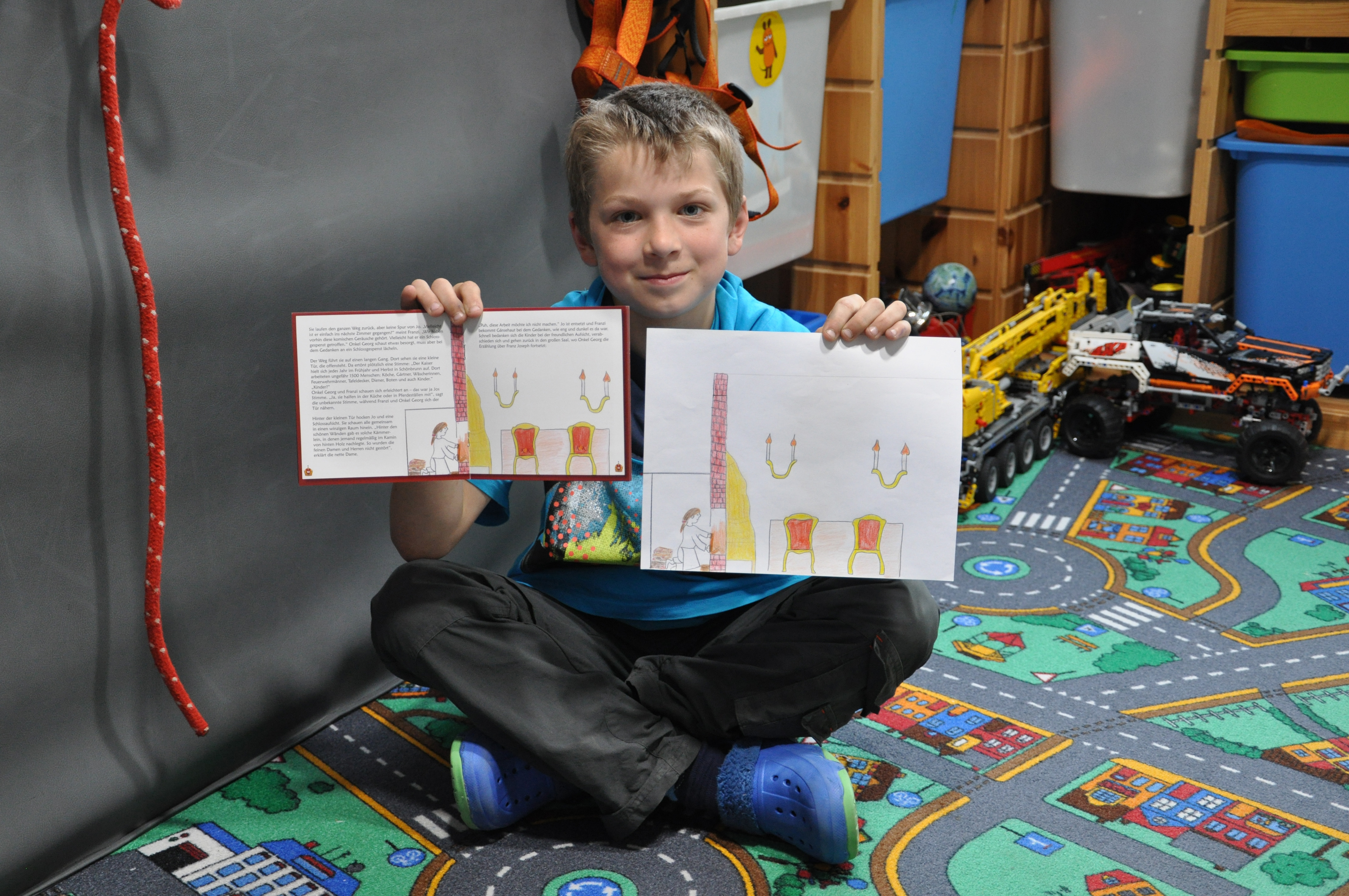 Originalzeichnung und Buch - Niklas gibt in seinem Mülheimer Kinderzimmer den Beweis für sein Mitwirken. ^Foto: sara