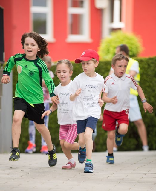 Mit großen Schritten umrundeten die Kinder die Kirche | Foto: Torsten Schmidt
