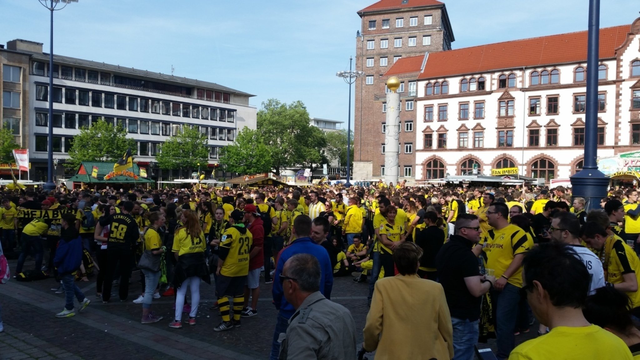 Public Viewing auf dem Friedensplatz / Borussia Dortmund Bayern München DortmundCity