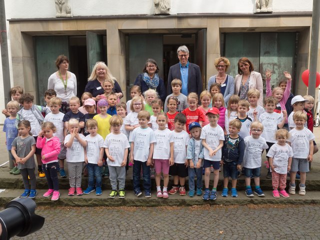 Die Teilnehmer vor dem Startschuss mit Ihrem Schirmherren Christian Kromberg und den Organisatoren der KiTa und des Fördervereins | Foto: Torsten Schmidt