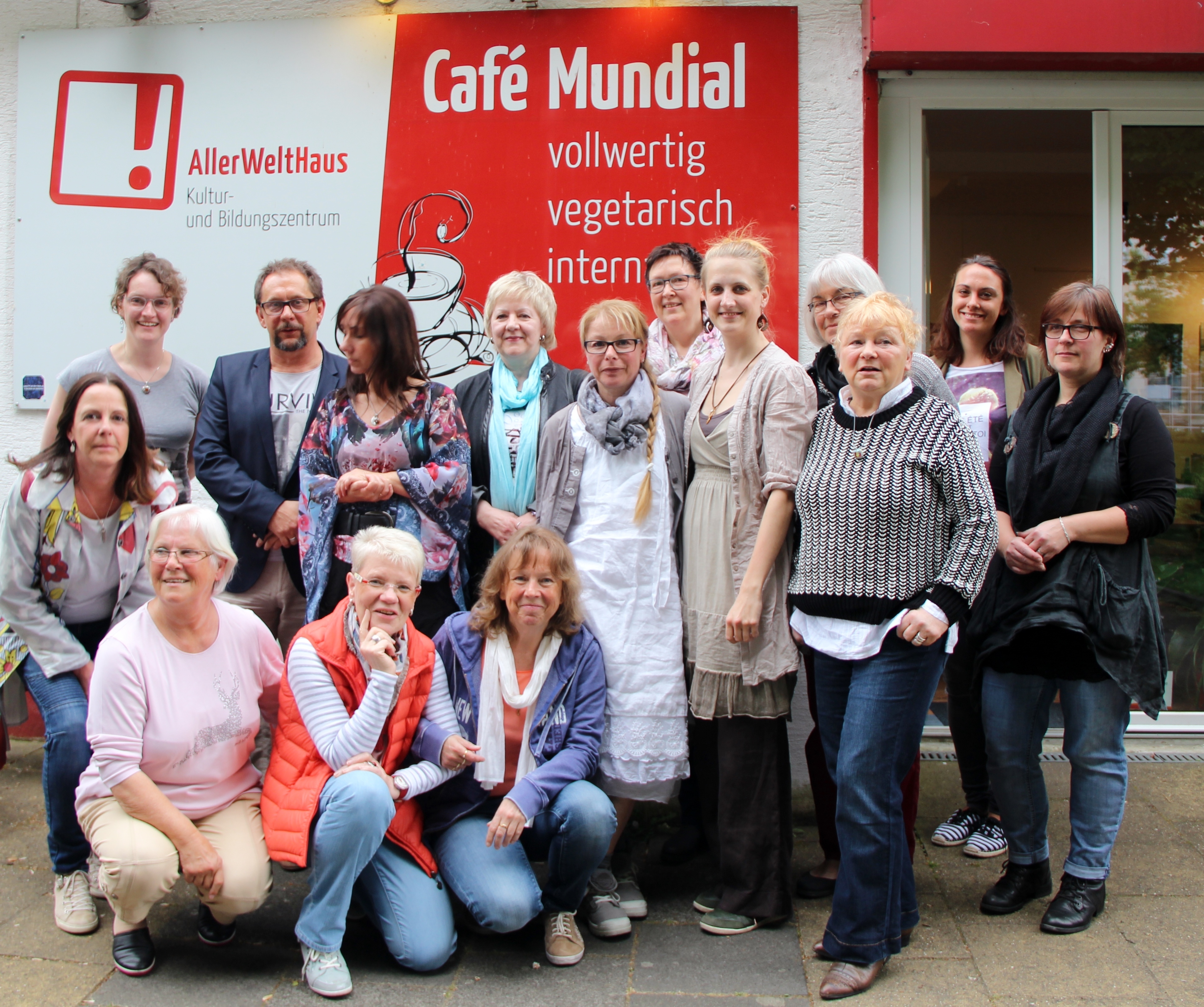 Die ausstellenden Künstler: Helma Denninghaus-Scheffler, Astrid Finger, Brigitte Görke, Barbara Holve, Karin Kroll, Petra Lukoschek, Lorina May, Agnes Mühlenhoff, Sigrid Oelkrug, Ulrike R. Radtke, Doris Schulte, Ulrike Edelhoff, Ella Mühlhaus, Monika Schröder, Dany Balke, Petro Gautier und Vorsitzender Christoph Wieloch