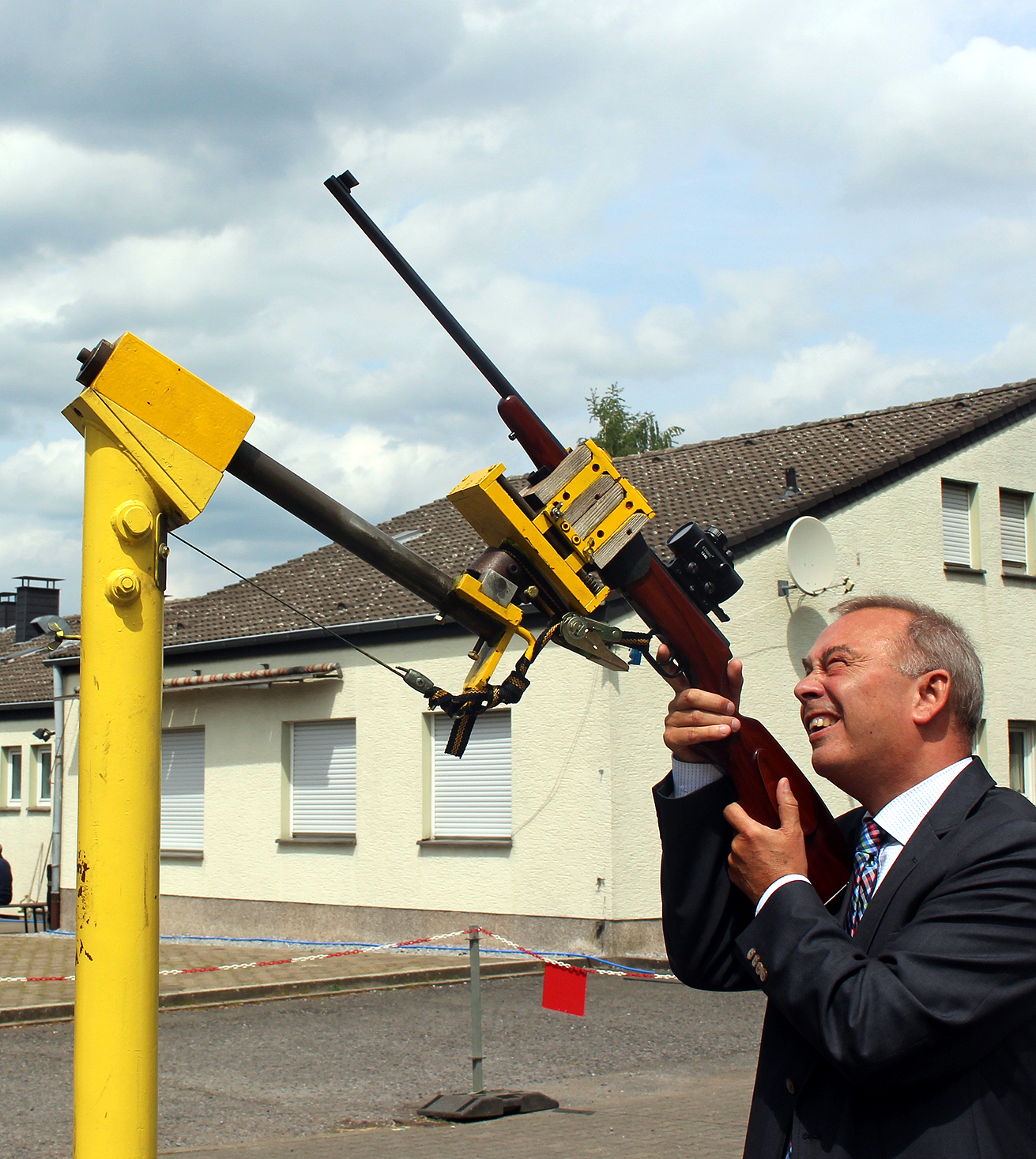 Den ersten Schuss auf den Schützenvogel Horst-Heinrich hatte Bürgermeister Kolter frei