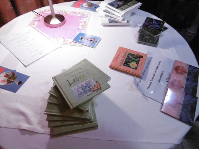 der Bücher/CD-Tisch im Vorraum