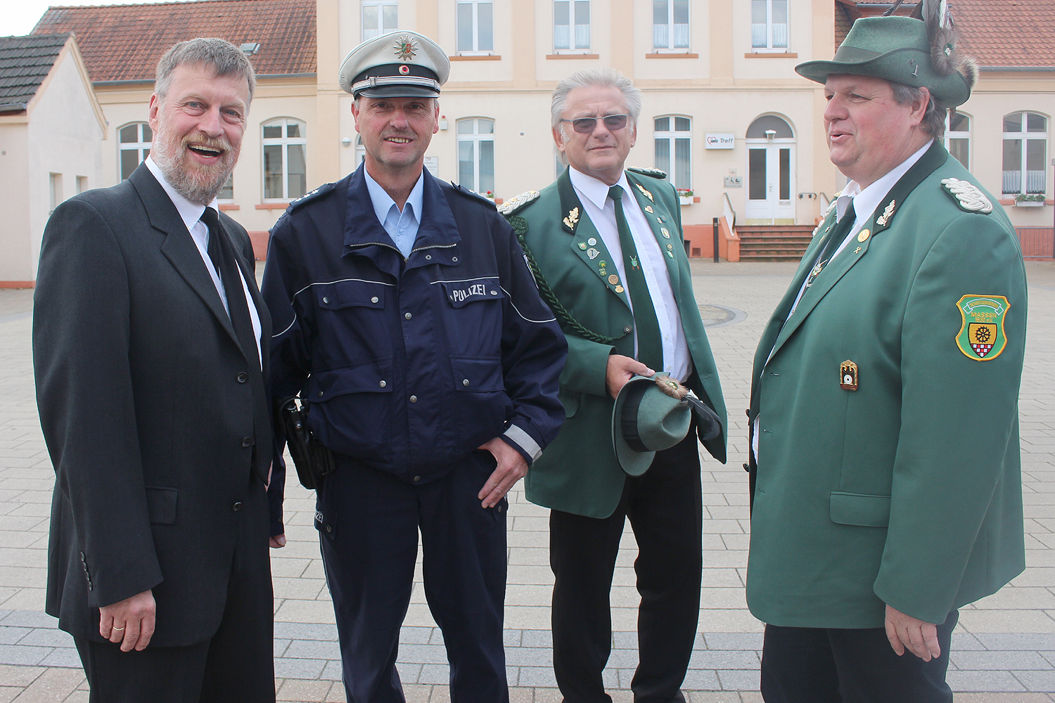 Ortsvorsteher Dr. Peter Kracht, Polizeihauptkommissar Jürgen Horstmann, Vorsitzender des Schützenvereins Massen 1830 e.V. Dietmar Wünnemann und Schützenmajor Jörg Rottmann