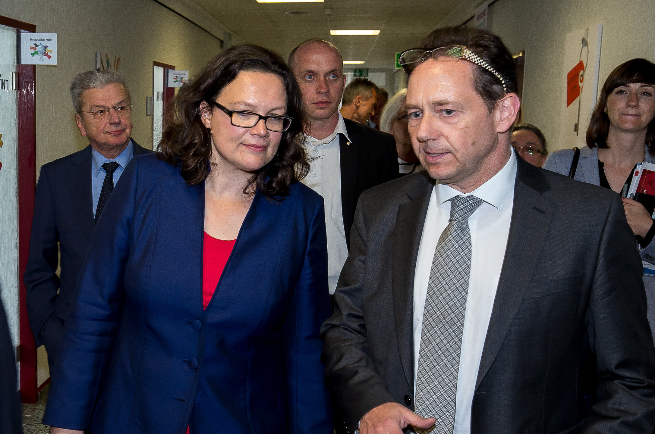 Arbeitsministerin Andrea Nahles, SPD, im Gespräch mit Karl Tymister, Geschäftsführer der Agentur für Arbeit und des Integrationscenters, beim Besuch an der Vattmannstraße. Fotos (2): Gerd Kaemper
