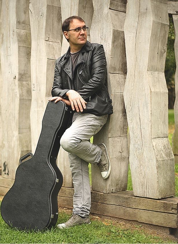 Dee Angelo zeigt auf seinem ersten Album musikalisches Können.