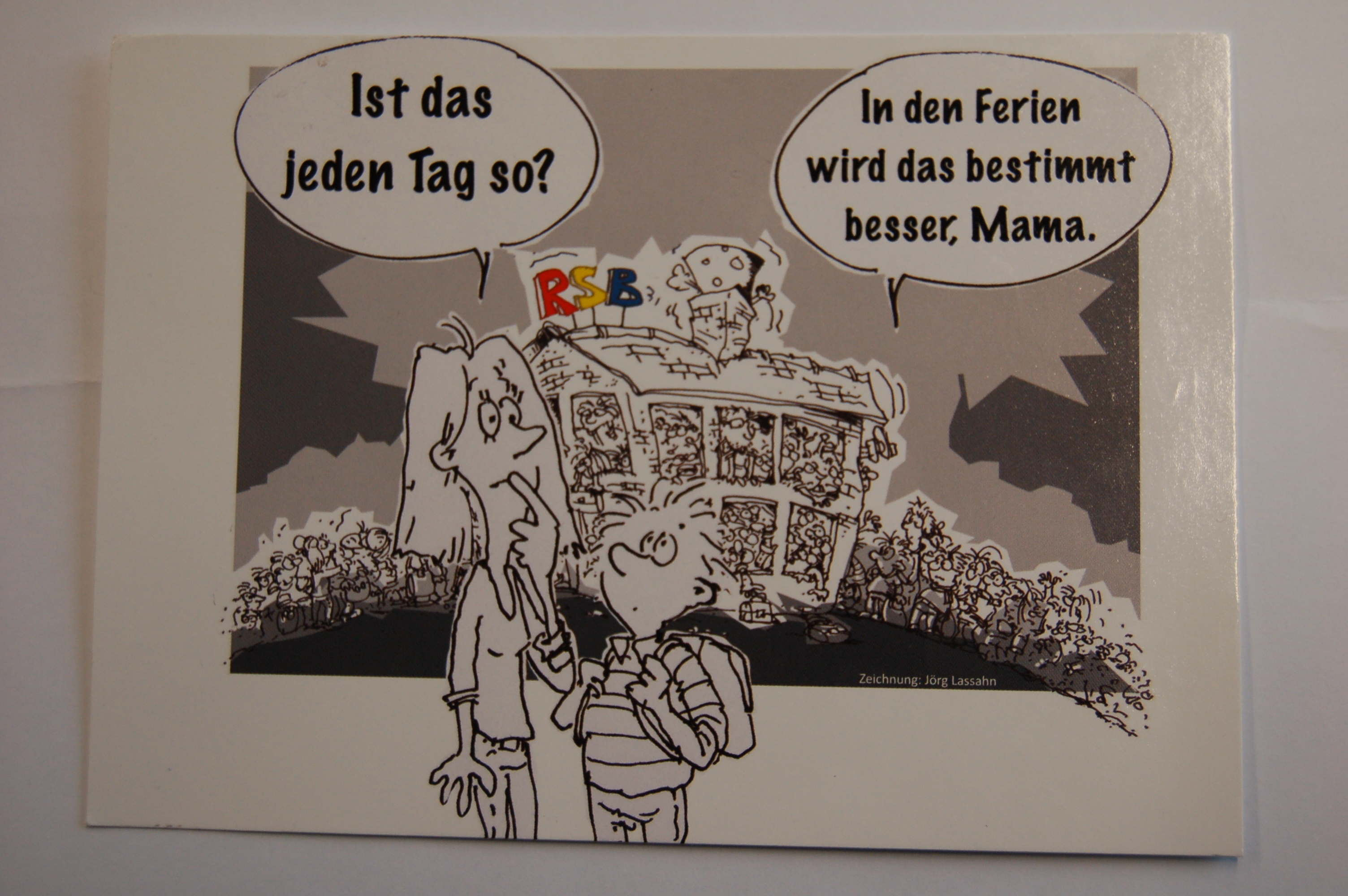 Die Schüler und Schülerinnen haben im Fach Design eigens eine Postkarte entworfen, die die Situation widerspiegelt (Zeichnung: Jörg Lassahn)