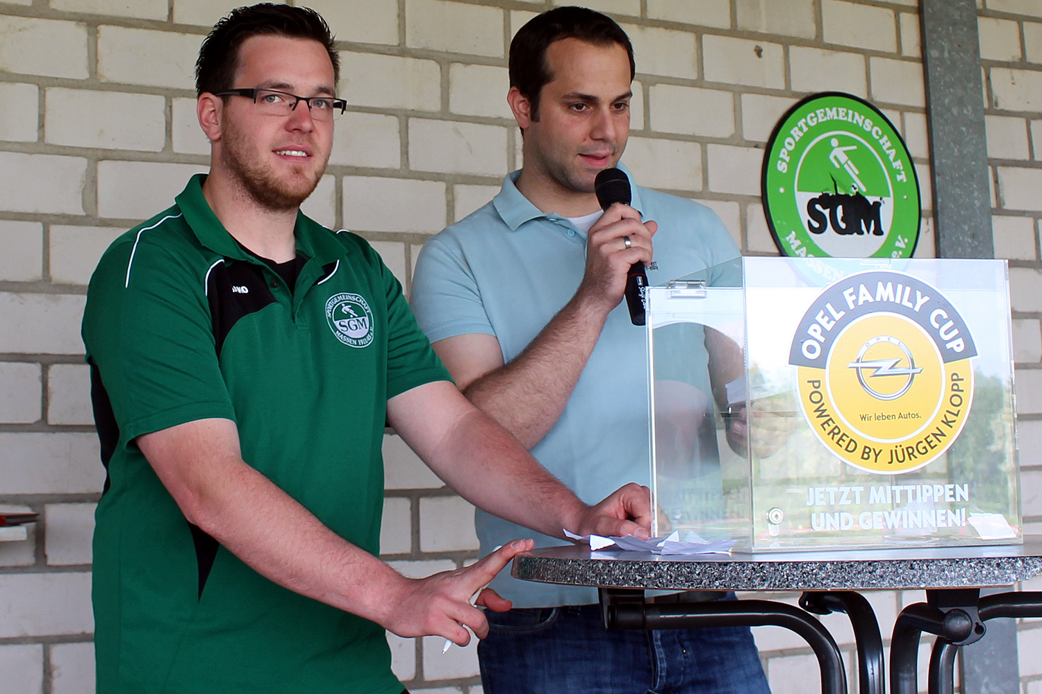 Turnierorganisator Yannick Reimann (2. Vorsitzender der Abteilung Fußball) und Kai Jonas ( Opel-Autohaus Jonas)