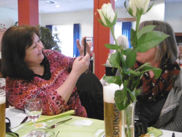 ...ein bißchen Quatsch vorher, auch bei uns... nanu, hinter der Blume versteckt...