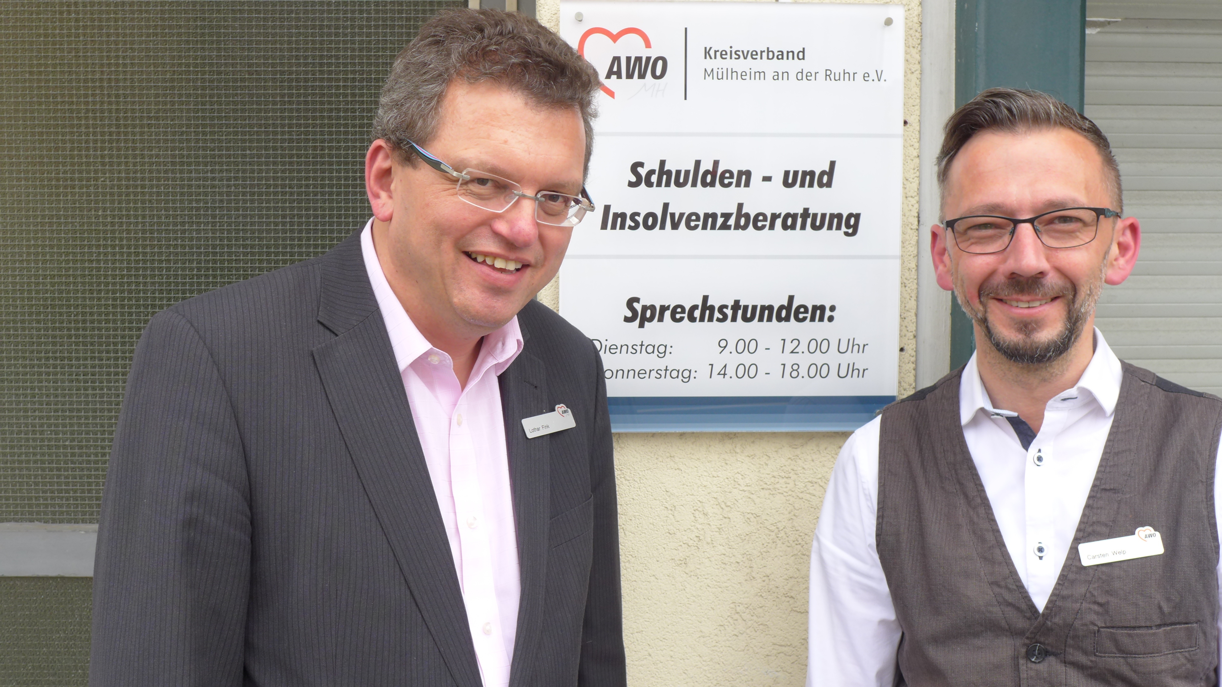 Awo-Geschäftsführer Lothar Fink (links) und der Leiter der Schulden- und Insolvenzberatung, Carsten Welp vor dem neuen Domizil der Awo-Beratungsstelle an der Friedrich-Ebert-Straße 4. (Foto Emons)