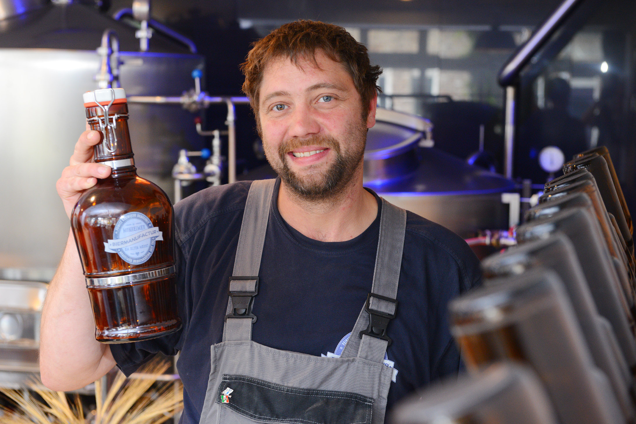 Brauer Henning Barkey präsentiert den Zwei-Liter-Syphon. Im Juli soll der Außerhaus-Verkauf starten. Foto: de Clerque