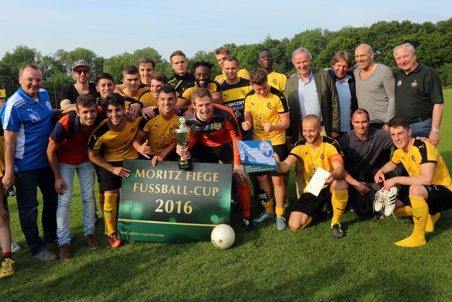 So sehen Sieger aus: CSV SF Linden bezwingt Post Altenbochum im Endspiel und feiert kräftig den Gewinn des Moritz-Fiege-Cups. Es gratulieren Klaus-Dieter Leiendecker (li.) und Gerd Halbherr (re.). Foto: Sure