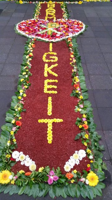 An dem Fronleichnamsteppich haben wieder viele helfende Hände gearbeitet. Motto war in diesem Jahr Barmherzigkeit.