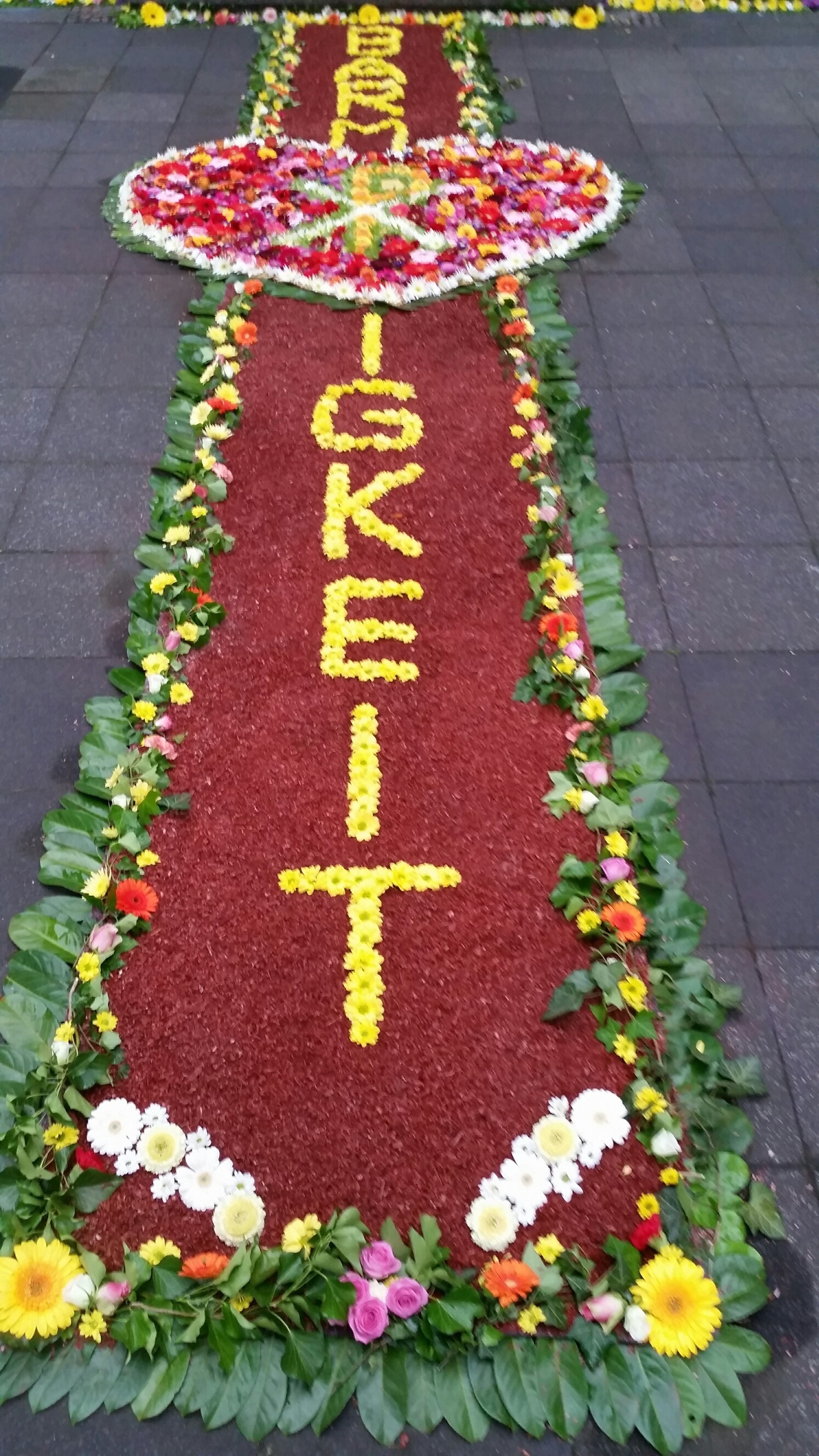 An dem Fronleichnamsteppich haben wieder viele helfende Hände gearbeitet. Motto war in diesem Jahr Barmherzigkeit.