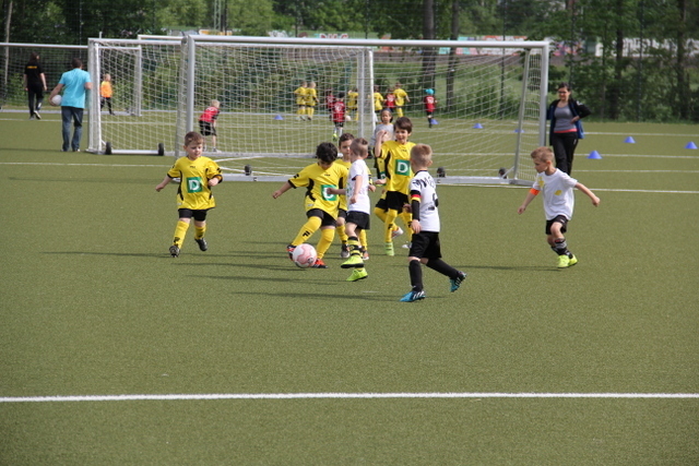 Mit viel Begeisterung waren die kleinen Kicker bei der Sache.