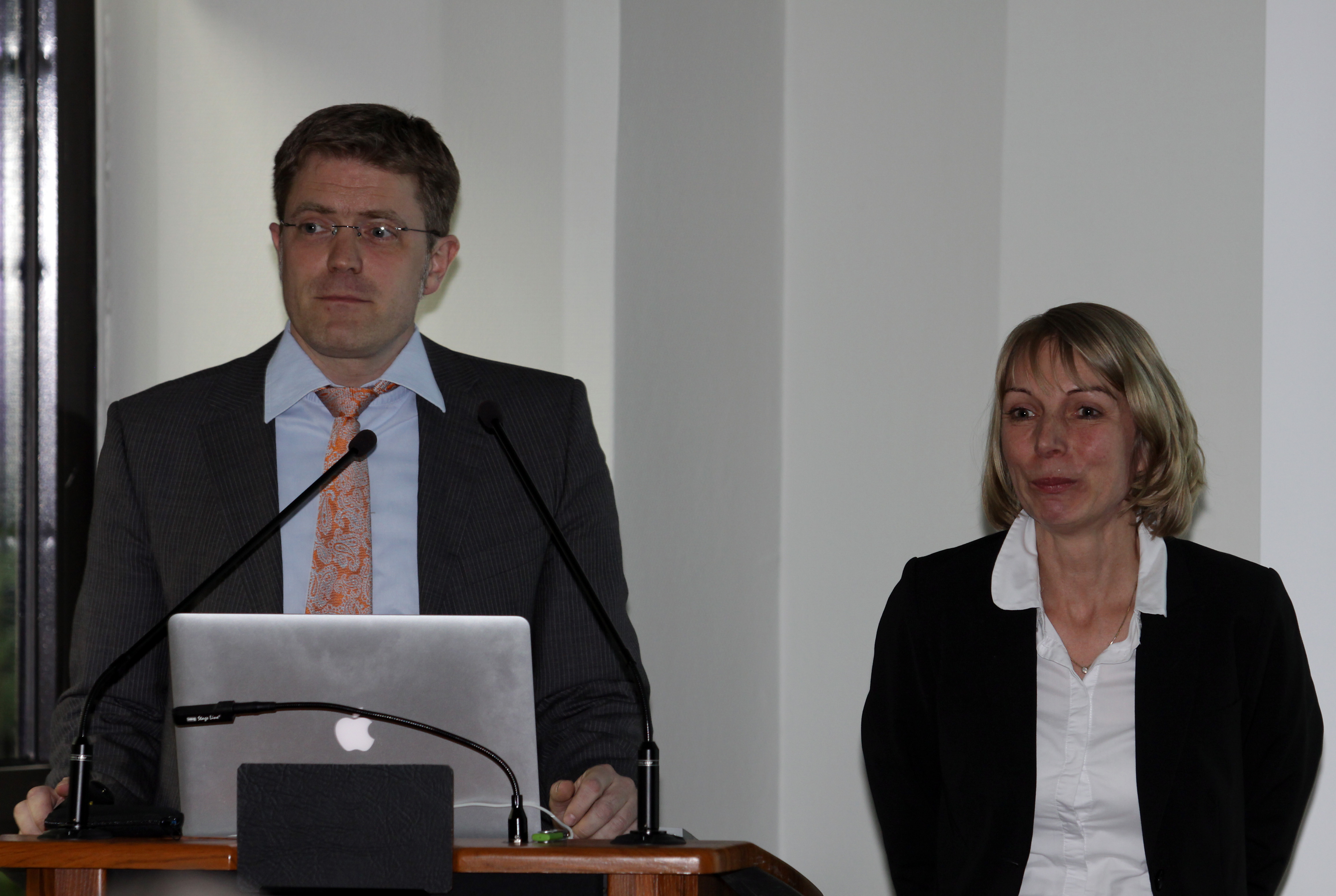 Dr. Christoph Hackmann, Chefarzt der Klinik für Hämatologie und Onkologie, und Chefärztin Dr. Jacqueline Rauh beantworten Fragen aus dem Publikum.