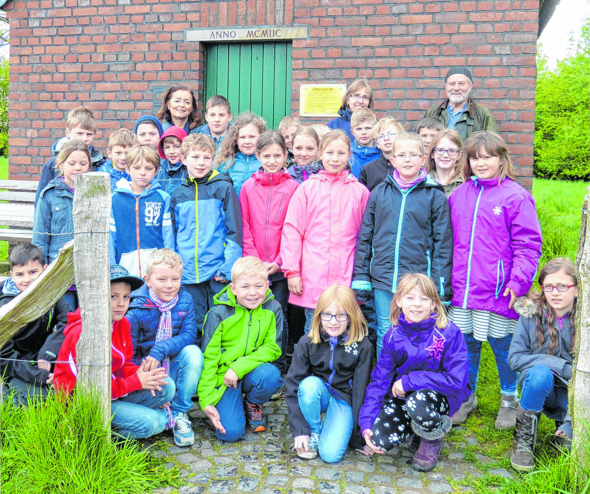 Die Klasse 3 a der Hagelkreuzschule Lüttingen mit ihren Lehrerinnen Agnes Deymann (l.) und Hildegard Tiede (m.) sowie Günter Rinnen vom Heimat- und Bürgerverein (HBV) Lüttingen (r.)