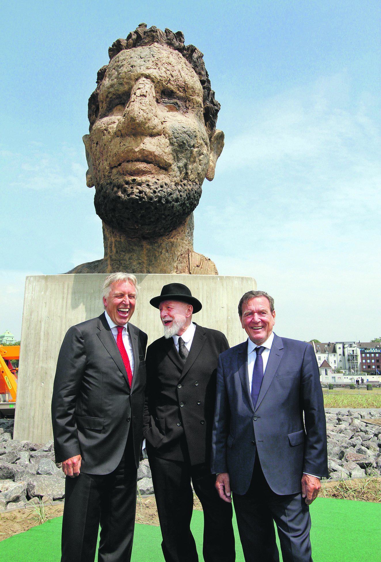 Hafen-Chef Erich Staake, Prof. Markus Lüpertz und Bundeskanzler a.D. Gerhard Schröder bei der Enthüllung der XXL-Skulptur "Echo des Poseidon".