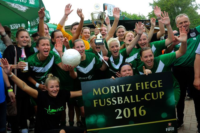 Auch die Frauen vom SV Waldesrand Linden feiern ausgelassen: Sie düpierten im Finale Eintracht Grumme mit 9:2 – entsprechend groß die Freude.