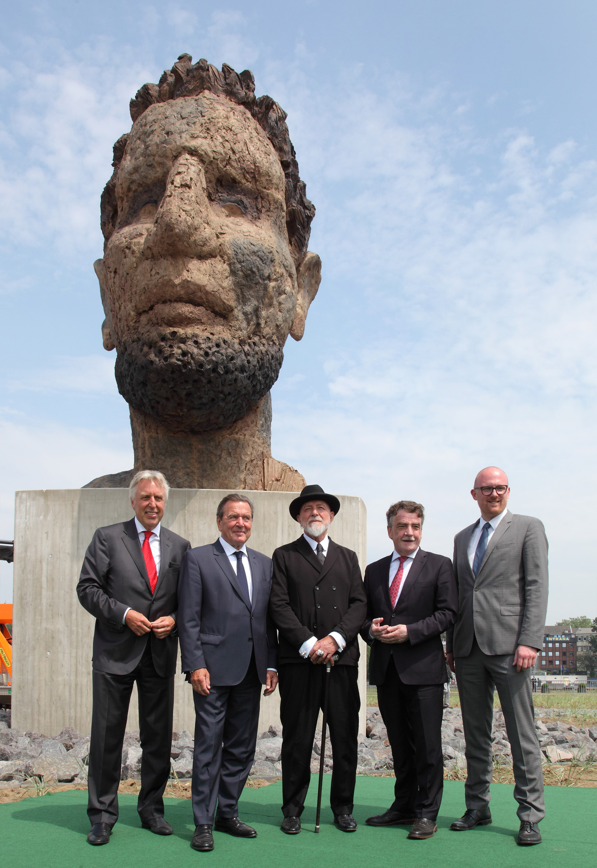 Vor dem enthüllten „Echo des Poseidon“ v.l.n.r.: Erich Staake (Vorstandsvorsitzender der Duisburger Hafen AG), Gerhard Schröder (Bundekanzler a.D.), Markus Lüpertz (Maler, Bildhauer, Grafiker und Dichter), Michael Groschek (NRW-Verkehrsminister), Sören Link (Oberbürgermeister Duisburg)