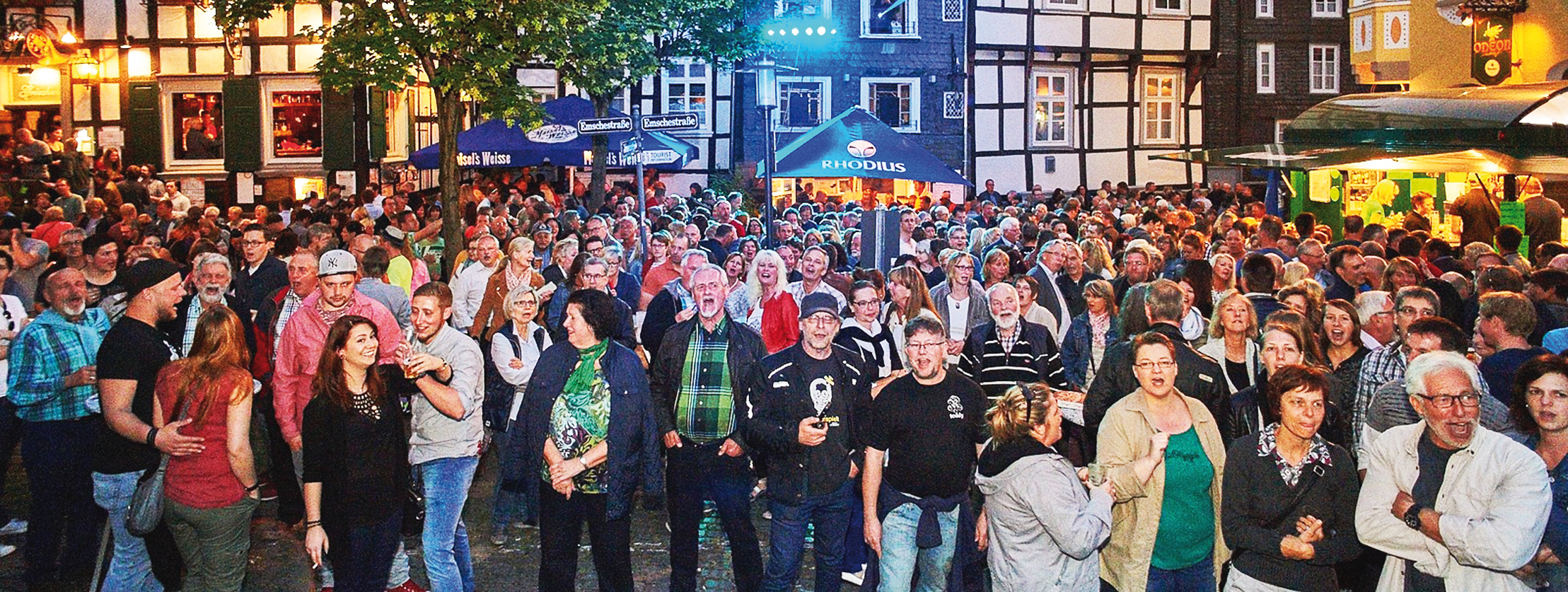Pünktlich zum „Warm-up“ beim Altstadtfest am Donnerstagabend im Hattinger „Bermuda-Dreieck“ hatte Petrus im Gegesatz zu Freitag ein Einsehen und schickte beinahe hochsommerliche Temperaturen nach Hattingen. Entsprechend voll war es auf dem Platz zwischen Emschestraße und Johannisstraße, wie auf diesem Bild zu sehen ist. Und die Stimmung war ebenfalls hervorragend, wozu das „Duo Taktlos“ maßgeblich beitrug. Da ließ es sich so schön mitsingen... Foto: Groß