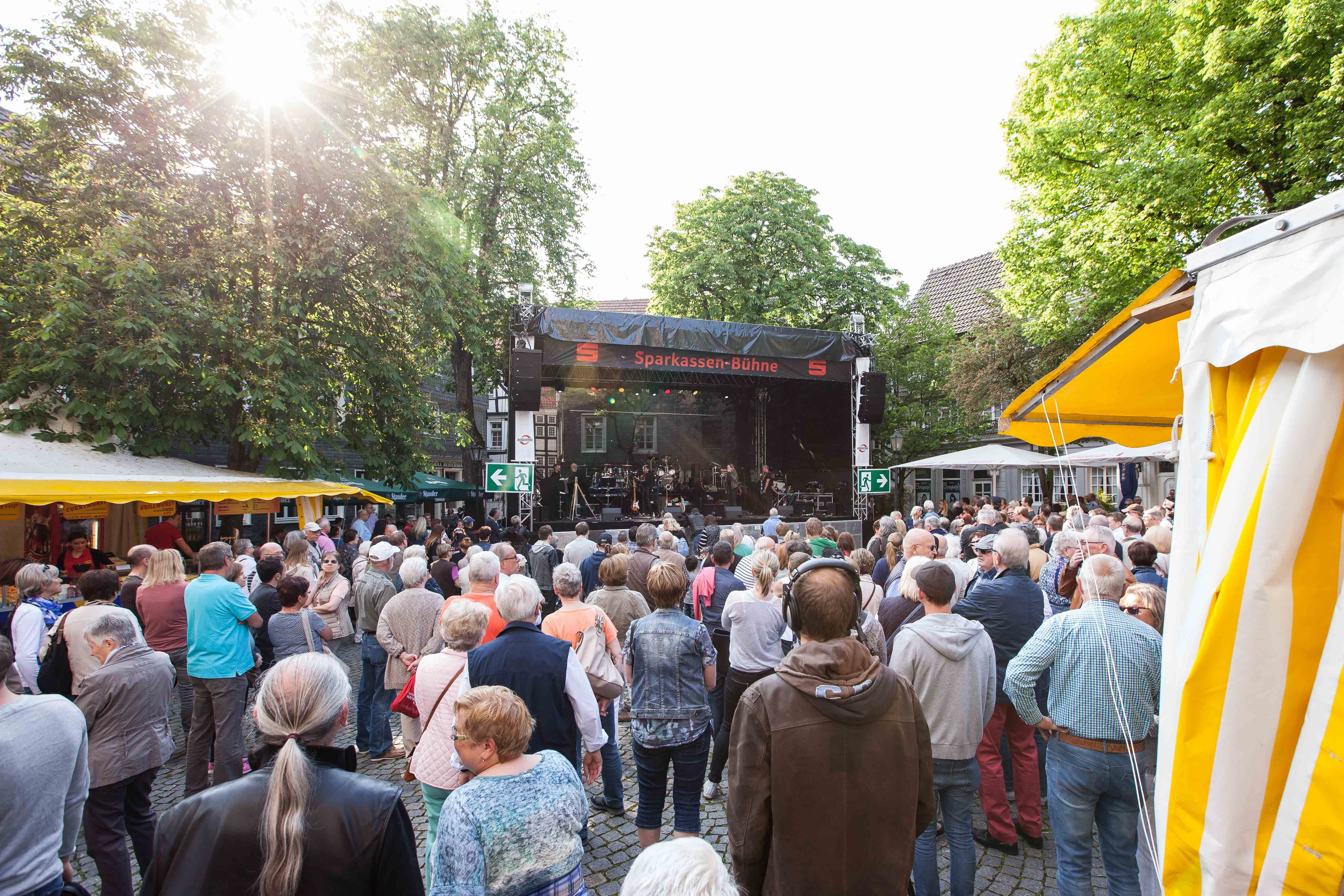 Kirchplatz, kurz vor Beginn des Fests.