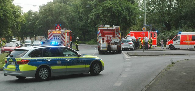 Polizei, Feuerwehr und Rettungsdienst waren mit vielen Fahrzeugen zur Unfallstelle im Kreuzungsbereich Wiesmann-/Breukerstraße geeilt, da zunächst in den Fahrzeugen eingeklemmte Personen gemeldet wurden.