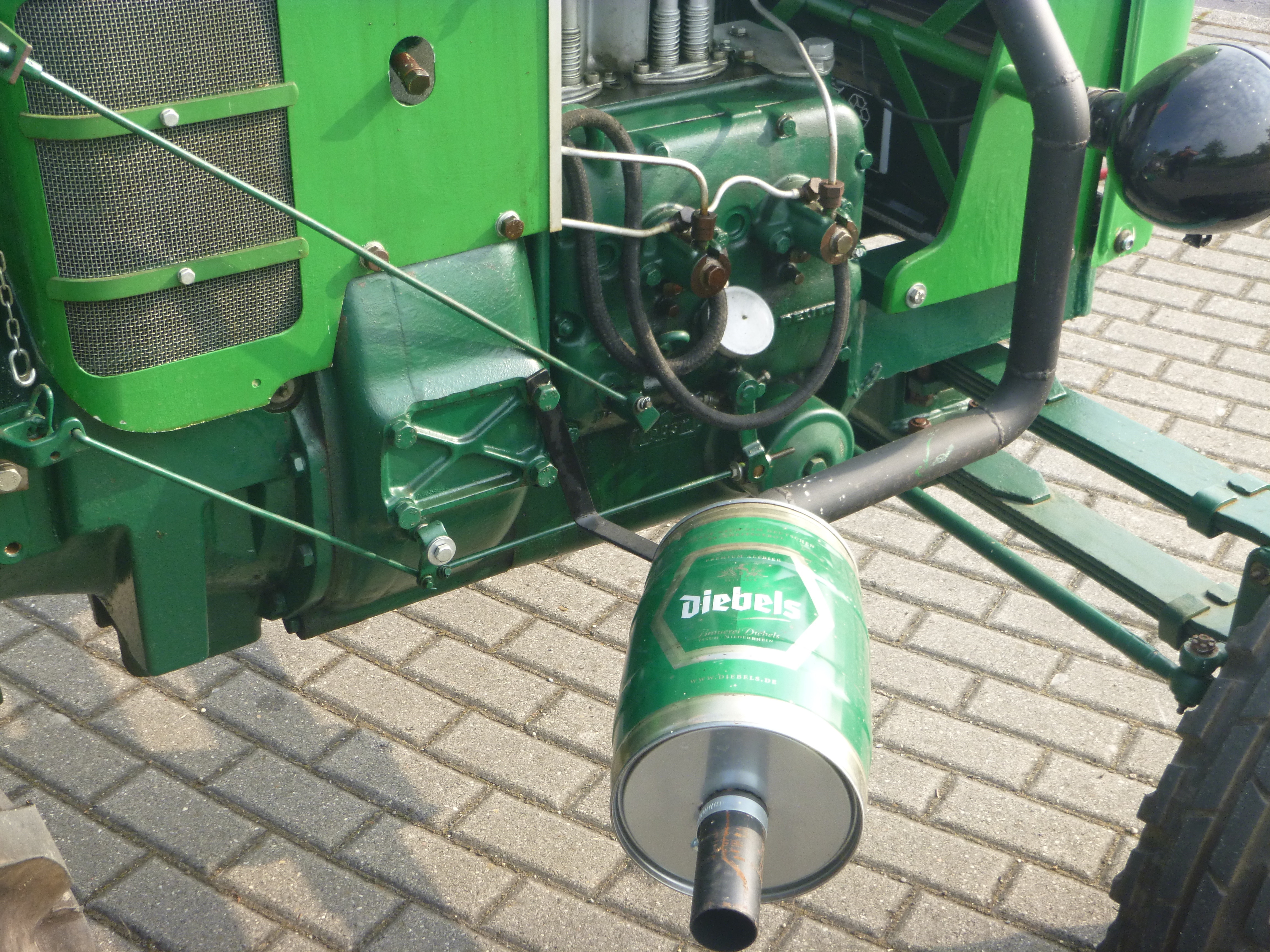 Der gute Deutz-Schlepper mit einem besonderen und vor allem heimischen Auspuff mit der gleichen Hausfarbe war hier gleich am Eingang zu sehen.