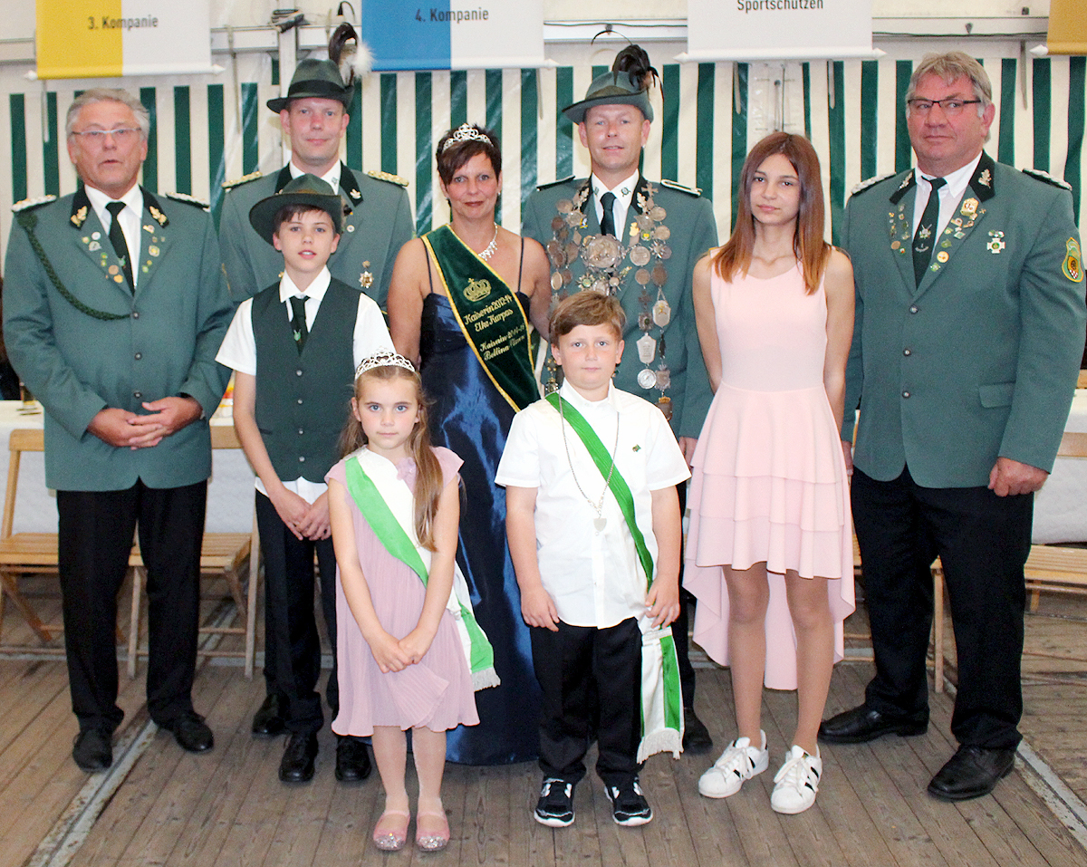Obere Reihe: Dietmar Wünnemann, Lars Brune, Bettina Clasen, Matthias Clasen, Burkhard Rienhoff
Darunter: Kinderkönigspaar 2014 - 2016 Justin Hansmeier und Joana Grillmayer und
Kinderkönigspaar 2016 - 2018 Jule Büscher und Justin Hansmeier